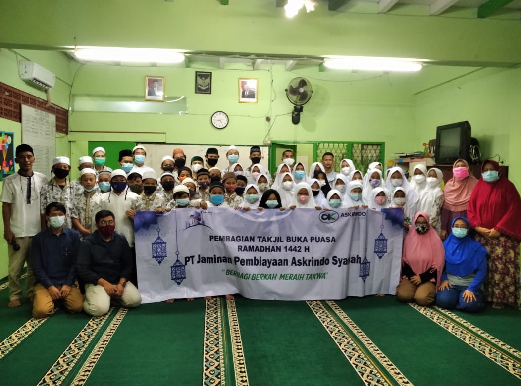 Askrindo Syariah Berbagi Berkah dengan Menyerahkan Takjil ke Yayasan di Jakarta