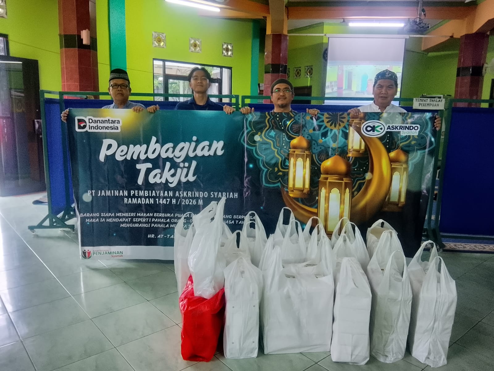 Askrindo Syariah Berbagi Takjil di Mesjid 