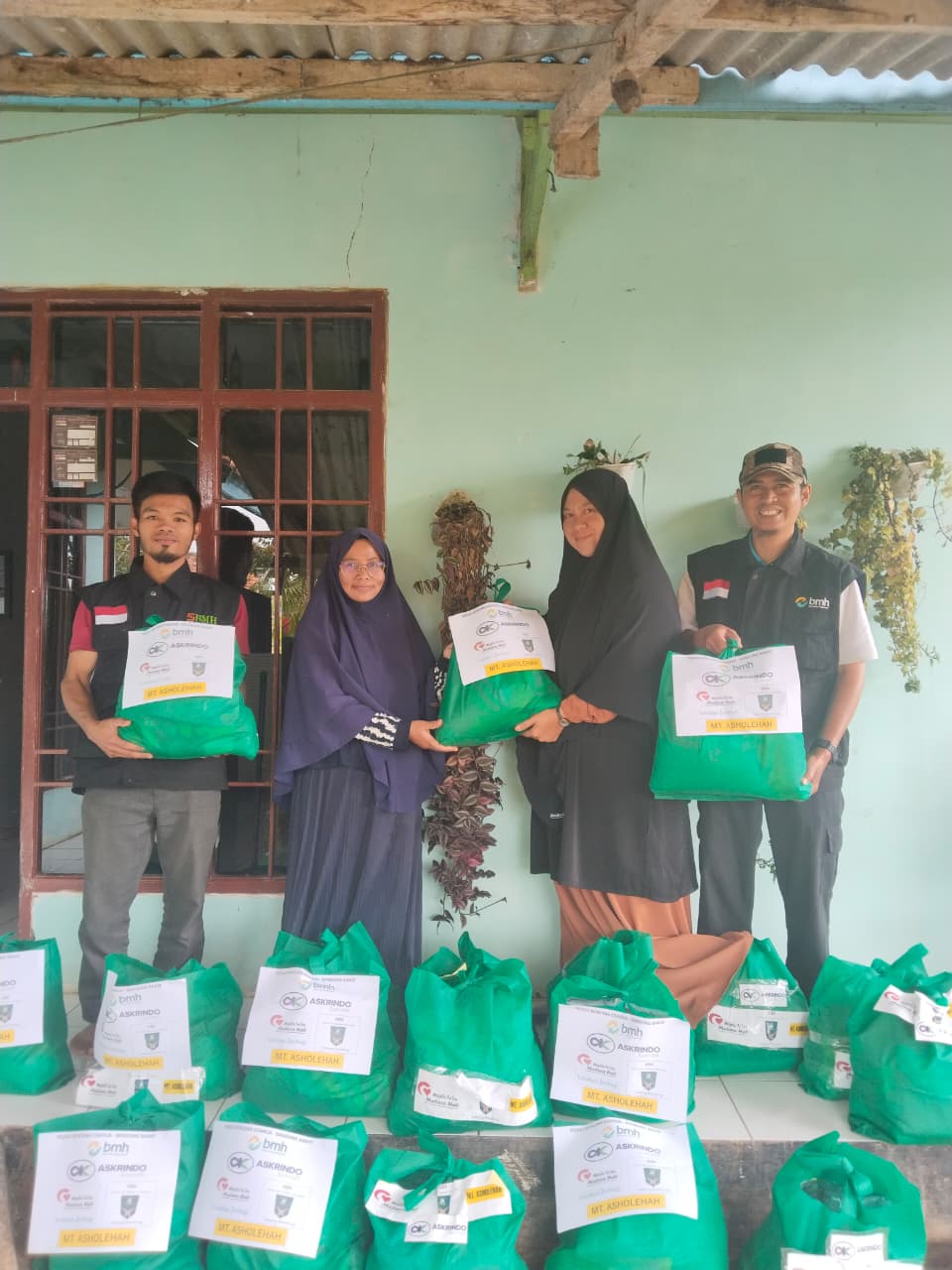 Askrindo Syariah Salurkan Paket Sembako di Bandung