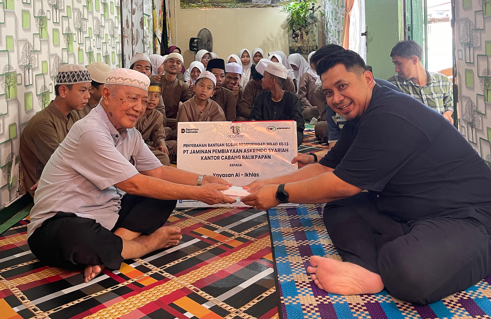 Askrindo Syariah Balikpapan Serahkan Bantuan Sosial dalam Rangka Milad ke 13